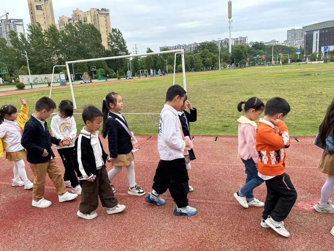 【党建+课程】初探小学,拥抱成长——上饶市信州区东都花园幼儿园参观小学活动 第53张 【党建+课程】初探小学,拥抱成长——上饶市信州区东都花园幼儿园参观小学活动 第53张
