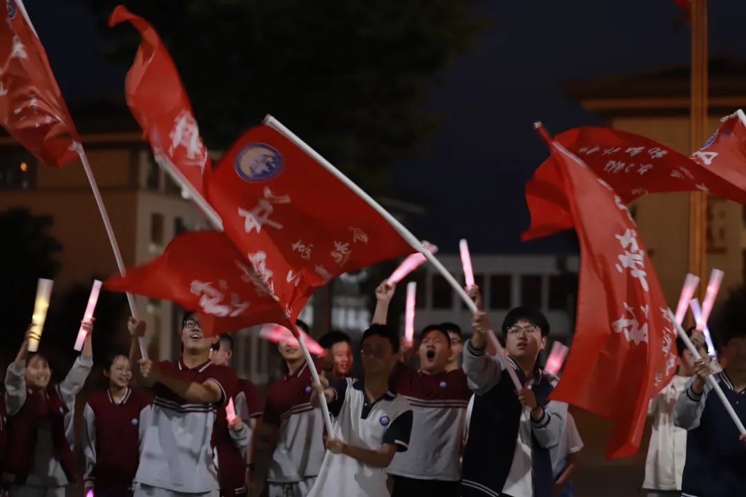 【高考加油】超燃!容一高中学子“喊楼”温情震撼!滚烫的青春不留遗憾(附现场视频) 第8张 【高考加油】超燃!容一高中学子“喊楼”温情震撼!滚烫的青春不留遗憾(附现场视频) 第8张