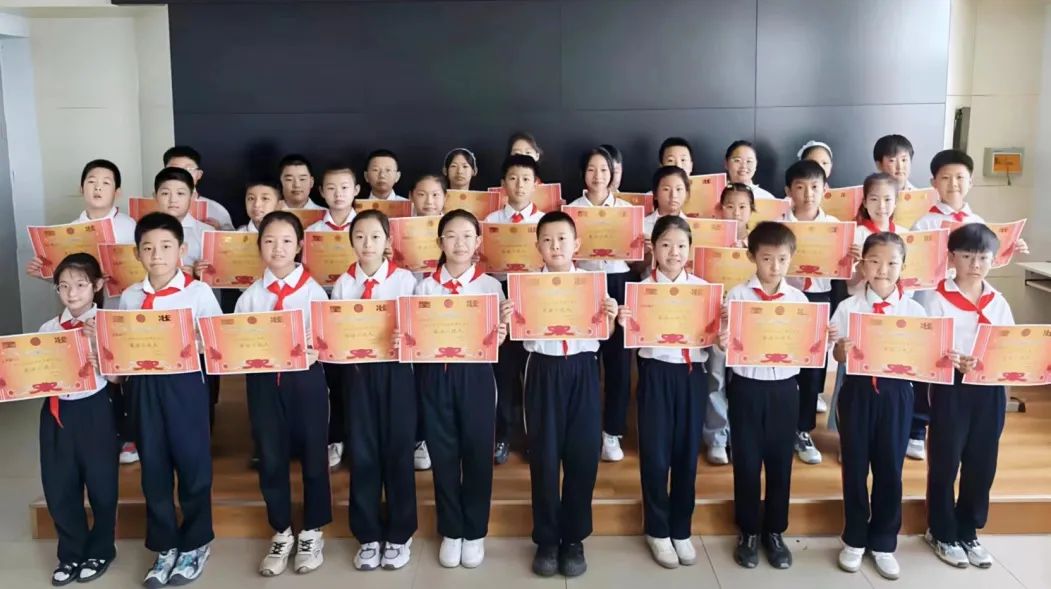 【故城县郑口第三小学·教学】以评激趣展风采 以评促学共成长——故城县郑口第三小学举行英语乐评活动 第26张 【故城县郑口第三小学·教学】以评激趣展风采 以评促学共成长——故城县郑口第三小学举行英语乐评活动 第26张