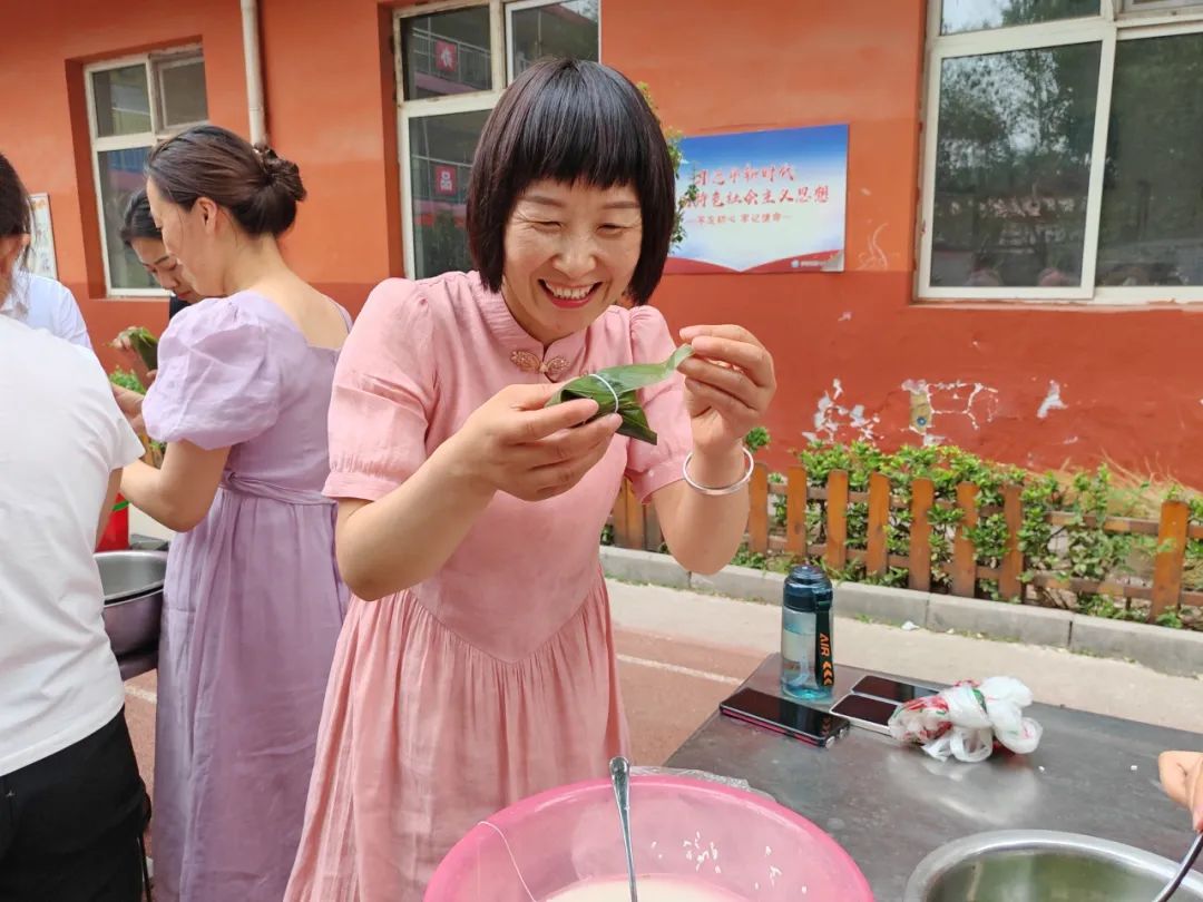 四型机关(学校)建设 || 沙河市第七小学“粽情端午 共言智善”教职工包粽子活动 第22张
