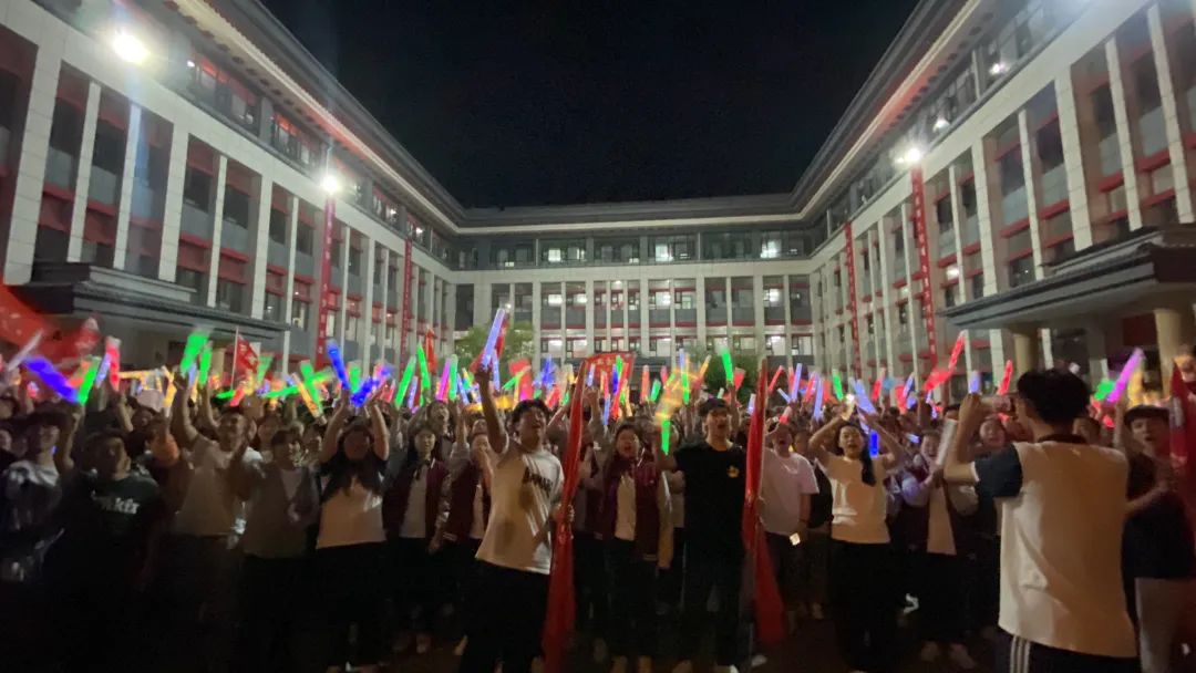 【高考加油】超燃!容一高中学子“喊楼”温情震撼!滚烫的青春不留遗憾(附现场视频) 第11张 【高考加油】超燃!容一高中学子“喊楼”温情震撼!滚烫的青春不留遗憾(附现场视频) 第11张