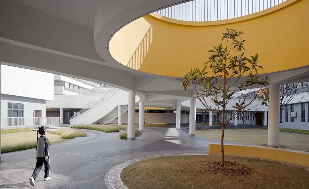 小学设计 | 示范样板:40班规模,半围合式校园布局,极简现代的立面 第11张
