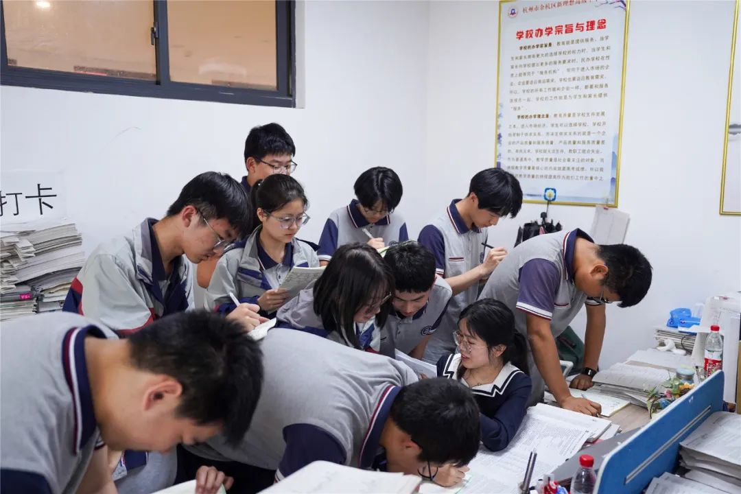 中考没上一批线,高考剑指重点大学!这所高中的目标墙亮了,他们的底气从何而来 第12张
