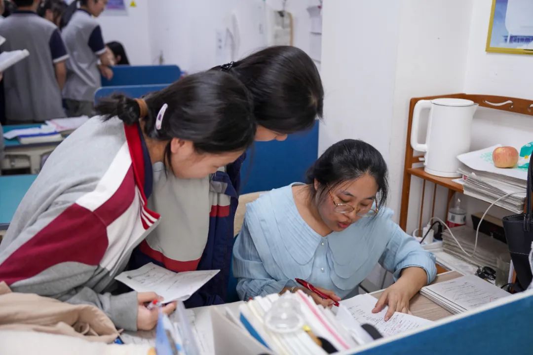 中考没上一批线,高考剑指重点大学!这所高中的目标墙亮了,他们的底气从何而来 第11张