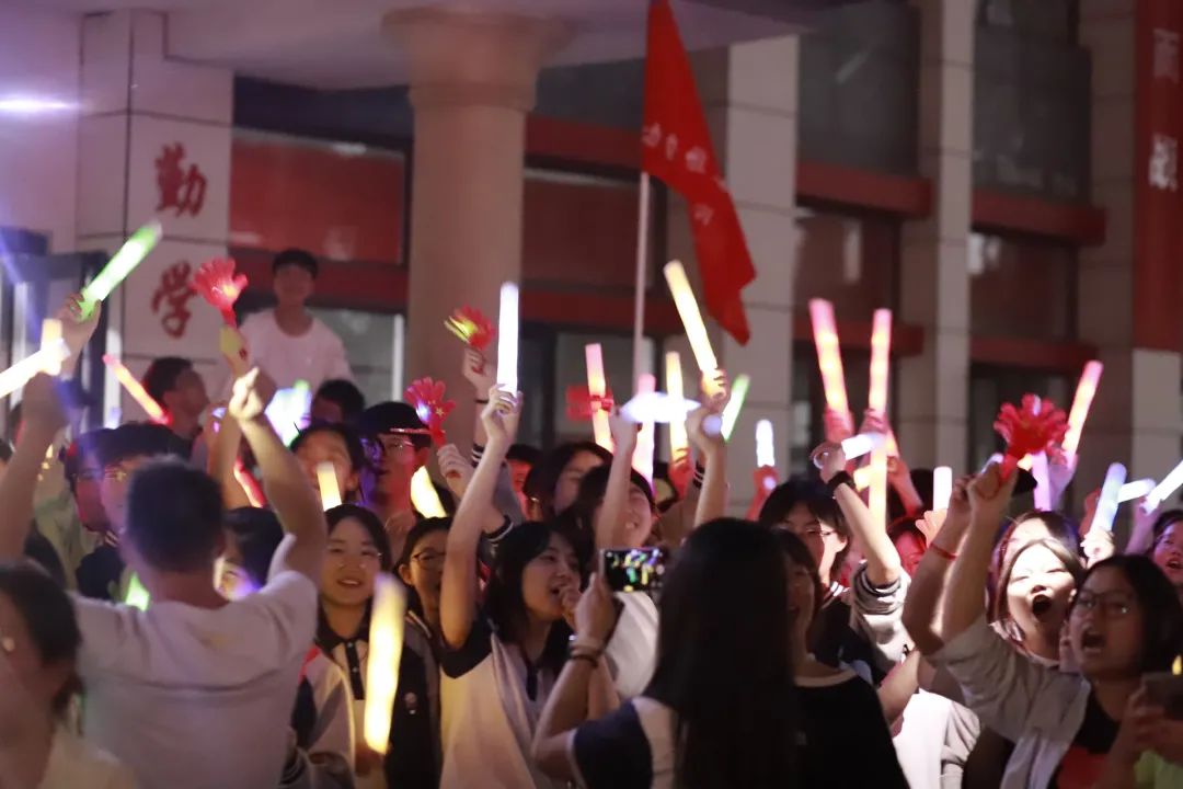 【高考加油】超燃!容一高中学子“喊楼”温情震撼!滚烫的青春不留遗憾(附现场视频) 第6张 【高考加油】超燃!容一高中学子“喊楼”温情震撼!滚烫的青春不留遗憾(附现场视频) 第6张