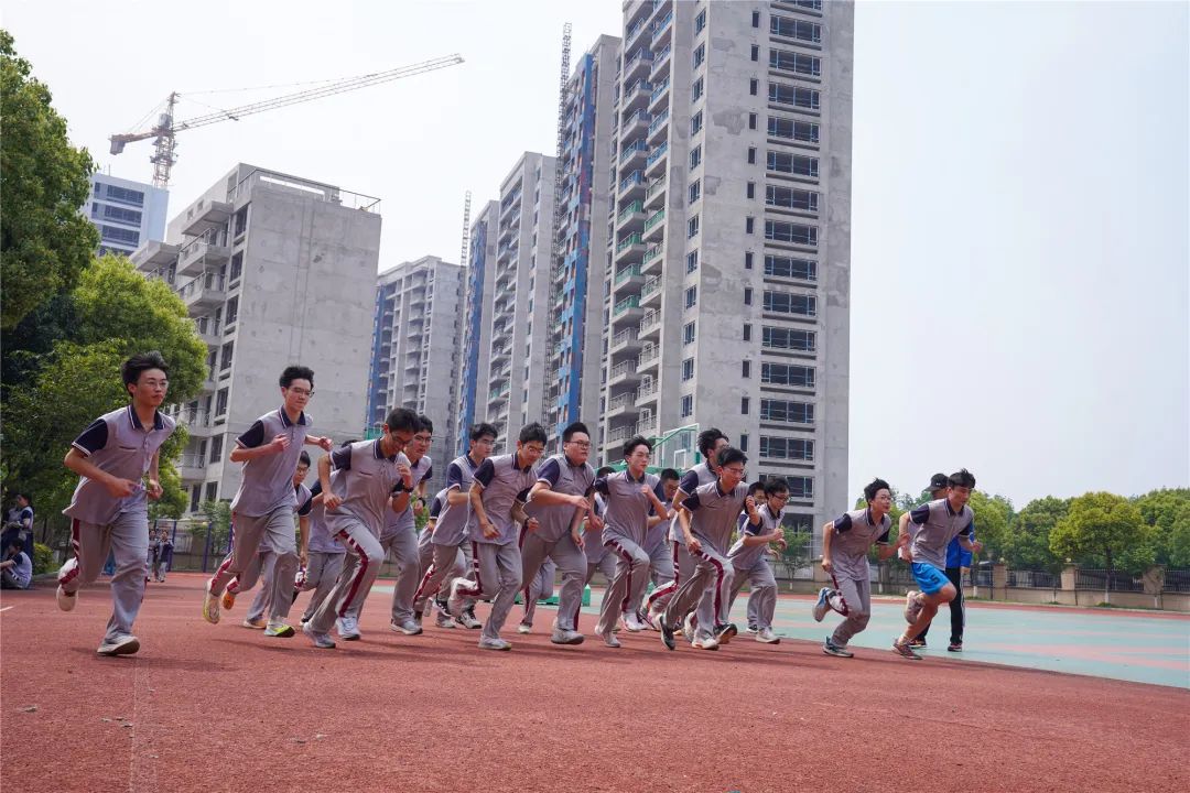 中考没上一批线,高考剑指重点大学!这所高中的目标墙亮了,他们的底气从何而来 第21张