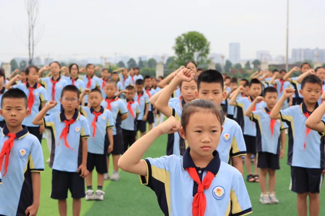 红领巾 爱祖国 | 彭山区各小学举行少先队新队员入队仪式暨“六一”主题活动 第45张