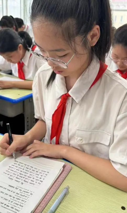 【故城县郑口第三小学·教学】以评激趣展风采 以评促学共成长——故城县郑口第三小学举行英语乐评活动 第5张 【故城县郑口第三小学·教学】以评激趣展风采 以评促学共成长——故城县郑口第三小学举行英语乐评活动 第5张