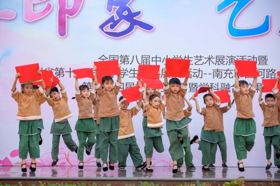 南充市西河路小学:童年印象 艺美繁春——第二十四届校园艺术节暨学科融合成果展演 第12张 南充市西河路小学:童年印象 艺美繁春——第二十四届校园艺术节暨学科融合成果展演 第12张