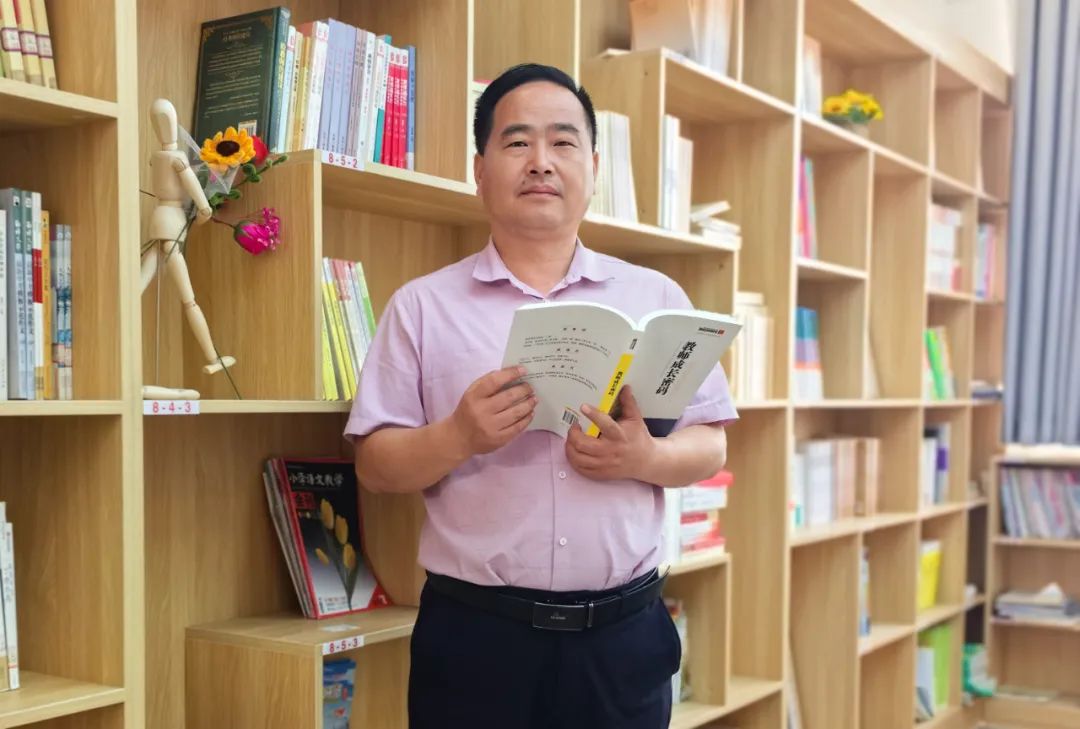 手捧书香,筑梦未来:都司小学第一届教师共读一本书总结暨第二届共读活动启动仪式 第31张 手捧书香,筑梦未来:都司小学第一届教师共读一本书总结暨第二届共读活动启动仪式 第31张