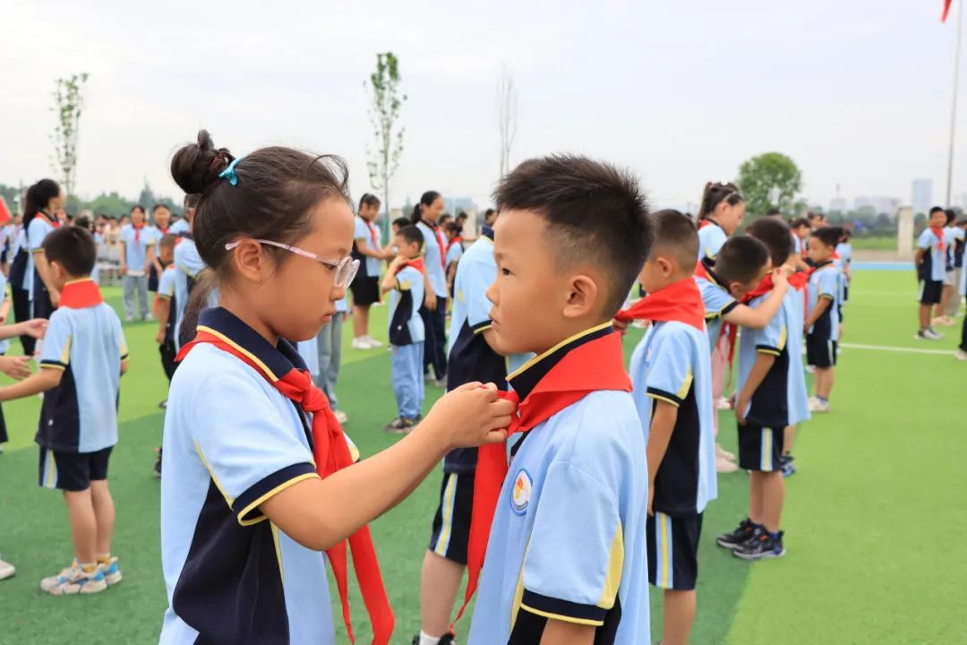 红领巾 爱祖国 | 彭山区各小学举行少先队新队员入队仪式暨“六一”主题活动 第44张