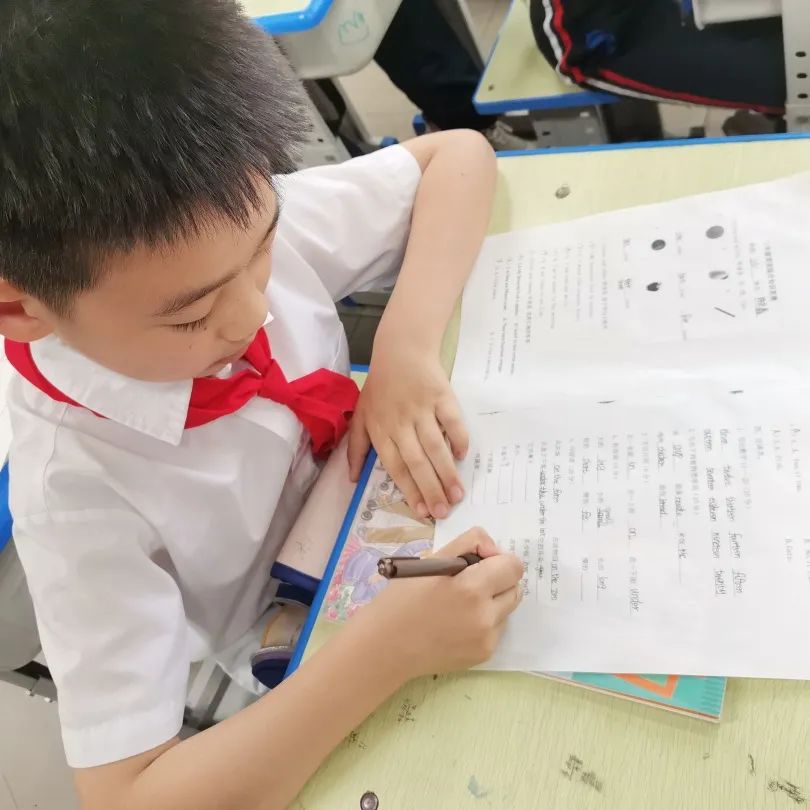 【故城县郑口第三小学·教学】以评激趣展风采 以评促学共成长——故城县郑口第三小学举行英语乐评活动 第8张 【故城县郑口第三小学·教学】以评激趣展风采 以评促学共成长——故城县郑口第三小学举行英语乐评活动 第8张