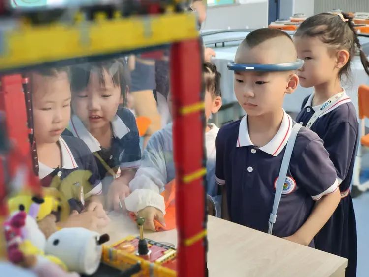 【向阳动态】初探小学 共赴成长——运城向阳学校师生迎接幼儿园小朋友到校参观体验 第8张