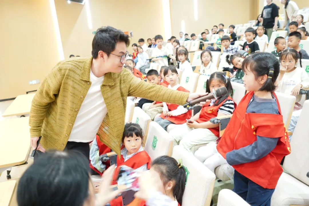 诗意校园 朗诵盛典——暨江北芳草园小学图书节闭幕式成功举办 第21张 诗意校园 朗诵盛典——暨江北芳草园小学图书节闭幕式成功举办 第21张