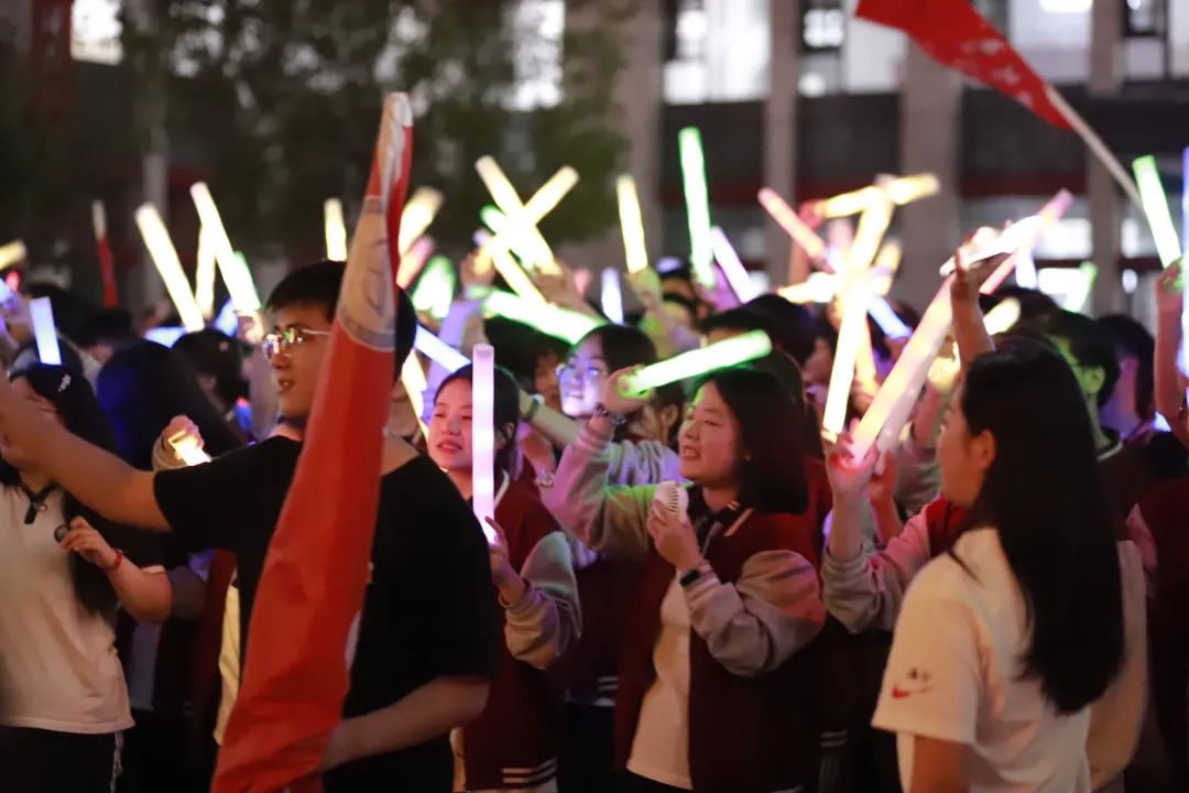 【高考加油】超燃!容一高中学子“喊楼”温情震撼!滚烫的青春不留遗憾(附现场视频) 第10张 【高考加油】超燃!容一高中学子“喊楼”温情震撼!滚烫的青春不留遗憾(附现场视频) 第10张