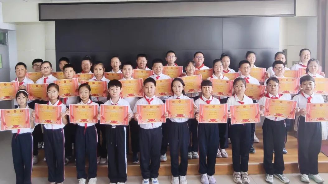 【故城县郑口第三小学·教学】以评激趣展风采 以评促学共成长——故城县郑口第三小学举行英语乐评活动 第27张 【故城县郑口第三小学·教学】以评激趣展风采 以评促学共成长——故城县郑口第三小学举行英语乐评活动 第27张