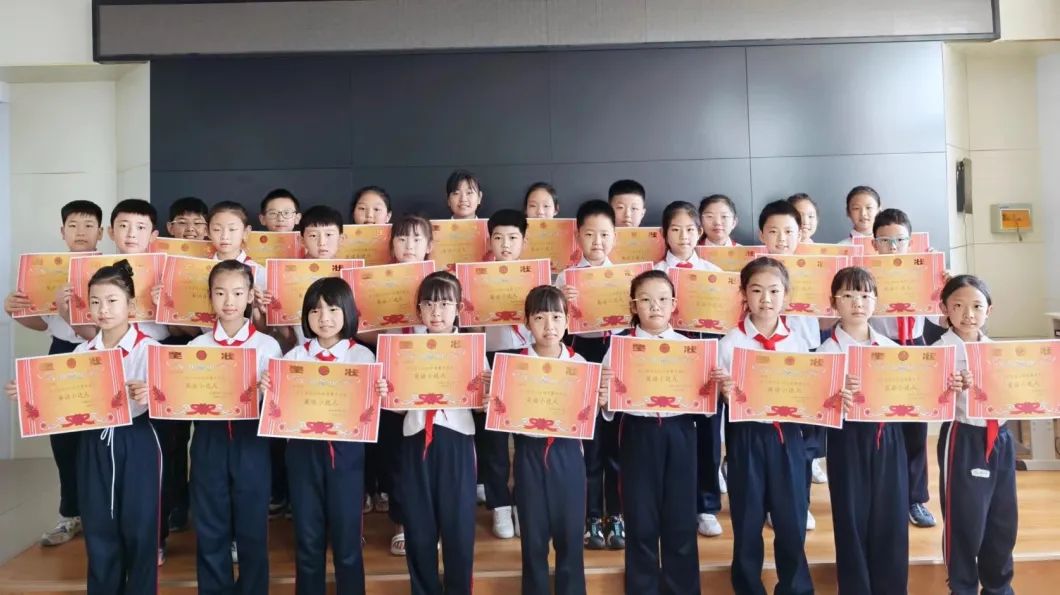 【故城县郑口第三小学·教学】以评激趣展风采 以评促学共成长——故城县郑口第三小学举行英语乐评活动 第25张 【故城县郑口第三小学·教学】以评激趣展风采 以评促学共成长——故城县郑口第三小学举行英语乐评活动 第25张