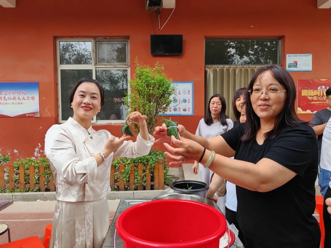 四型机关(学校)建设 || 沙河市第七小学“粽情端午 共言智善”教职工包粽子活动 第18张