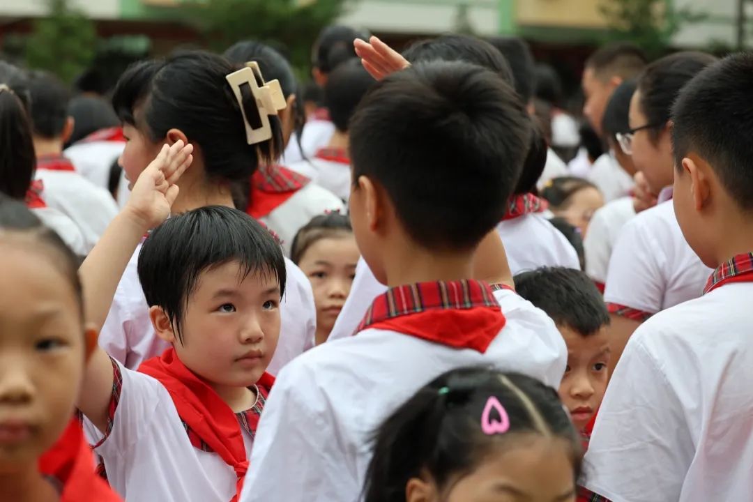 红领巾爱祖国——广州市花都区骏威小学2024年少先队新队员入队仪式 第14张 红领巾爱祖国——广州市花都区骏威小学2024年少先队新队员入队仪式 第14张