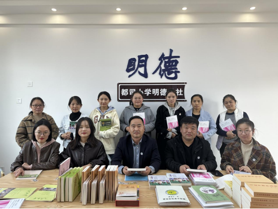 手捧书香,筑梦未来:都司小学第一届教师共读一本书总结暨第二届共读活动启动仪式 第3张 手捧书香,筑梦未来:都司小学第一届教师共读一本书总结暨第二届共读活动启动仪式 第3张