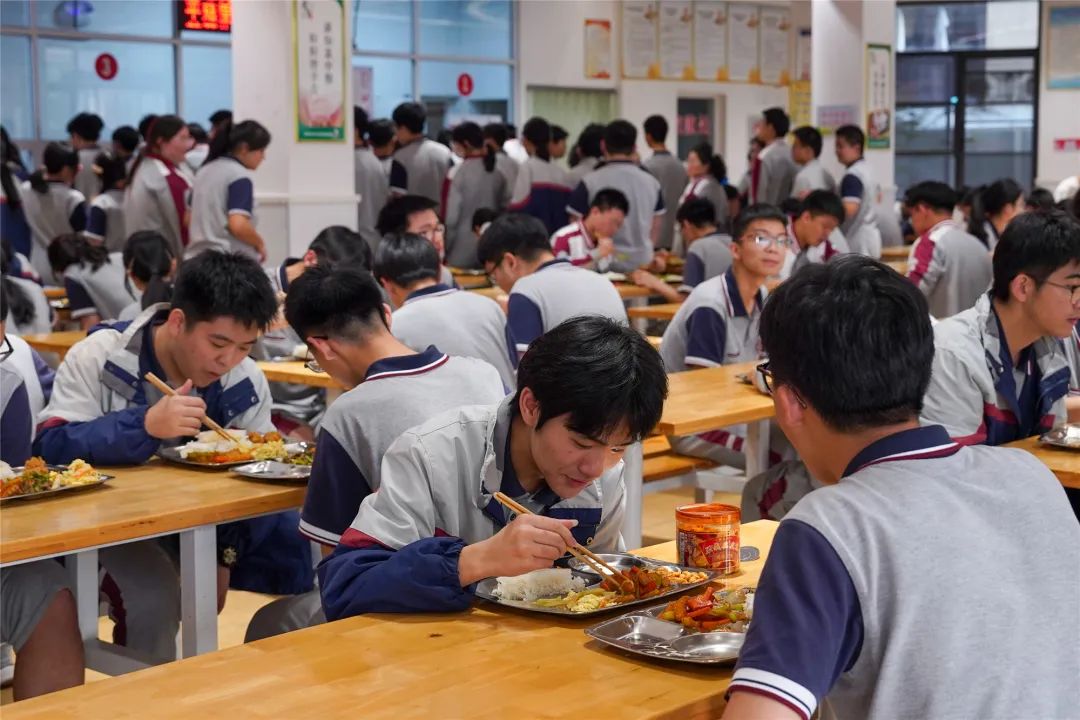 中考没上一批线,高考剑指重点大学!这所高中的目标墙亮了,他们的底气从何而来 第18张