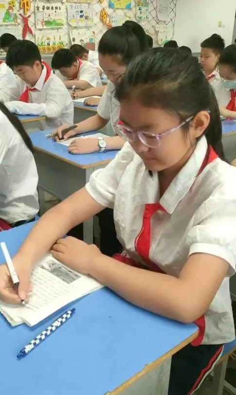 【故城县郑口第三小学·教学】以评激趣展风采 以评促学共成长——故城县郑口第三小学举行英语乐评活动 第6张 【故城县郑口第三小学·教学】以评激趣展风采 以评促学共成长——故城县郑口第三小学举行英语乐评活动 第6张