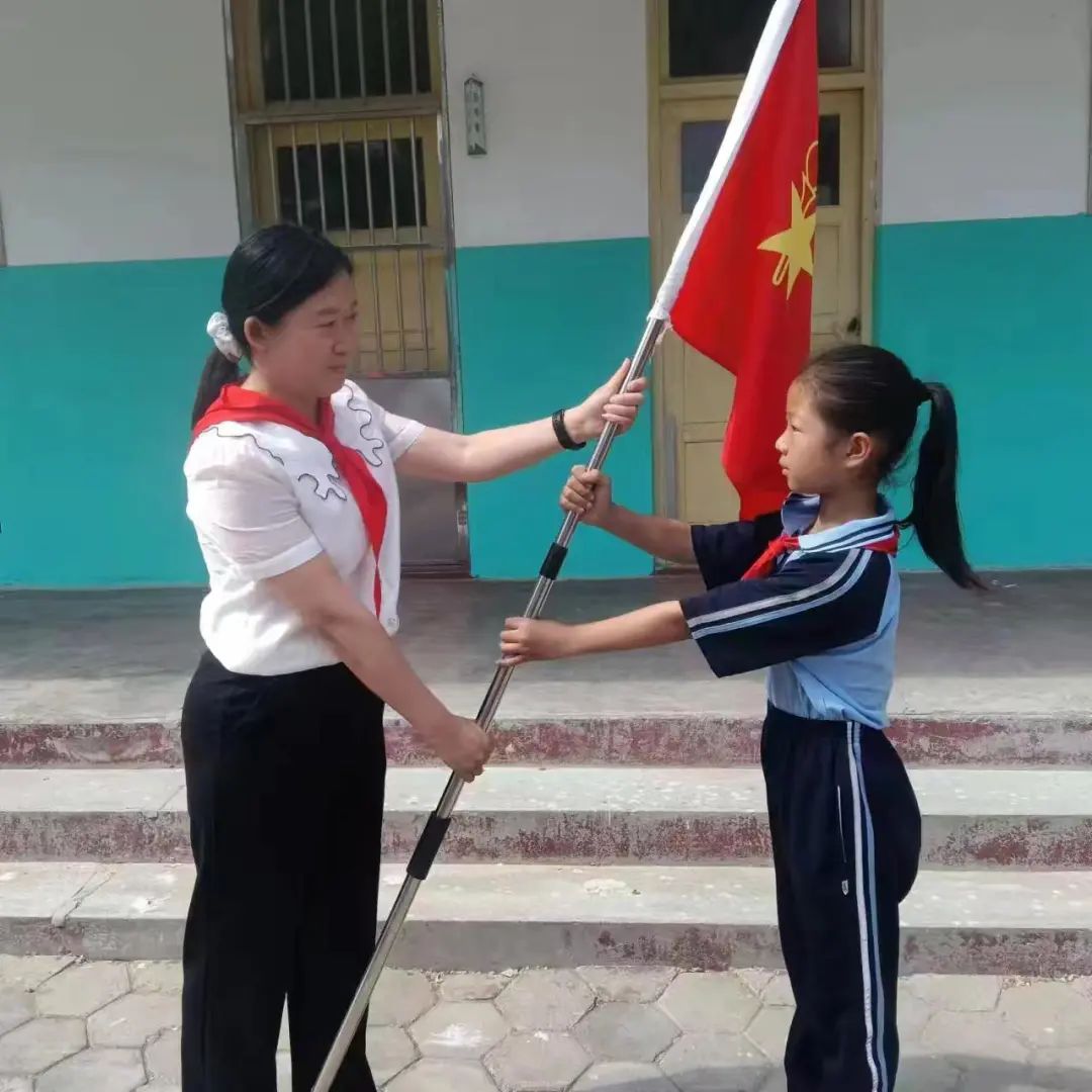 【红领巾爱祖国】新华民族小学南校2023级分批入队仪式 第8张 【红领巾爱祖国】新华民族小学南校2023级分批入队仪式 第8张