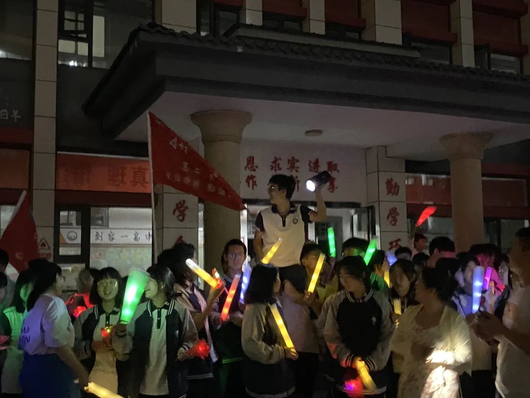 【高考加油】超燃!容一高中学子“喊楼”温情震撼!滚烫的青春不留遗憾(附现场视频) 第2张 【高考加油】超燃!容一高中学子“喊楼”温情震撼!滚烫的青春不留遗憾(附现场视频) 第2张