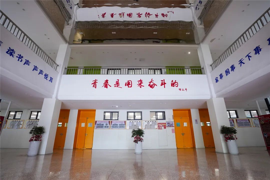 中考没上一批线,高考剑指重点大学!这所高中的目标墙亮了,他们的底气从何而来 第14张