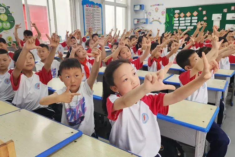源汇区受降路小学:过端午佳节 诵中华经典 做有德之人——开展“我们的节日”主题教育活动 第17张 源汇区受降路小学:过端午佳节 诵中华经典 做有德之人——开展“我们的节日”主题教育活动 第17张