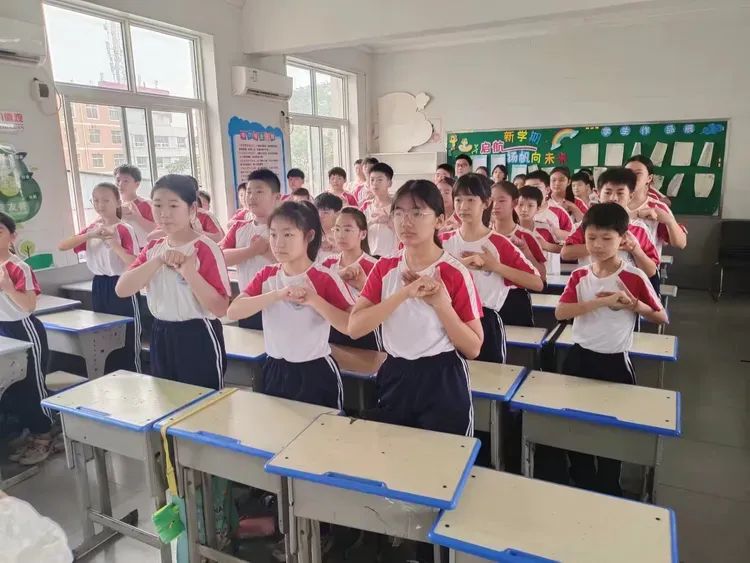 源汇区受降路小学:过端午佳节 诵中华经典 做有德之人——开展“我们的节日”主题教育活动 第21张 源汇区受降路小学:过端午佳节 诵中华经典 做有德之人——开展“我们的节日”主题教育活动 第21张