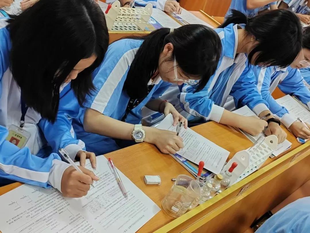 备战中考,共研有效复习——潮阳区初三化学、英语公开课在我校举行 第4张 备战中考,共研有效复习——潮阳区初三化学、英语公开课在我校举行 第4张