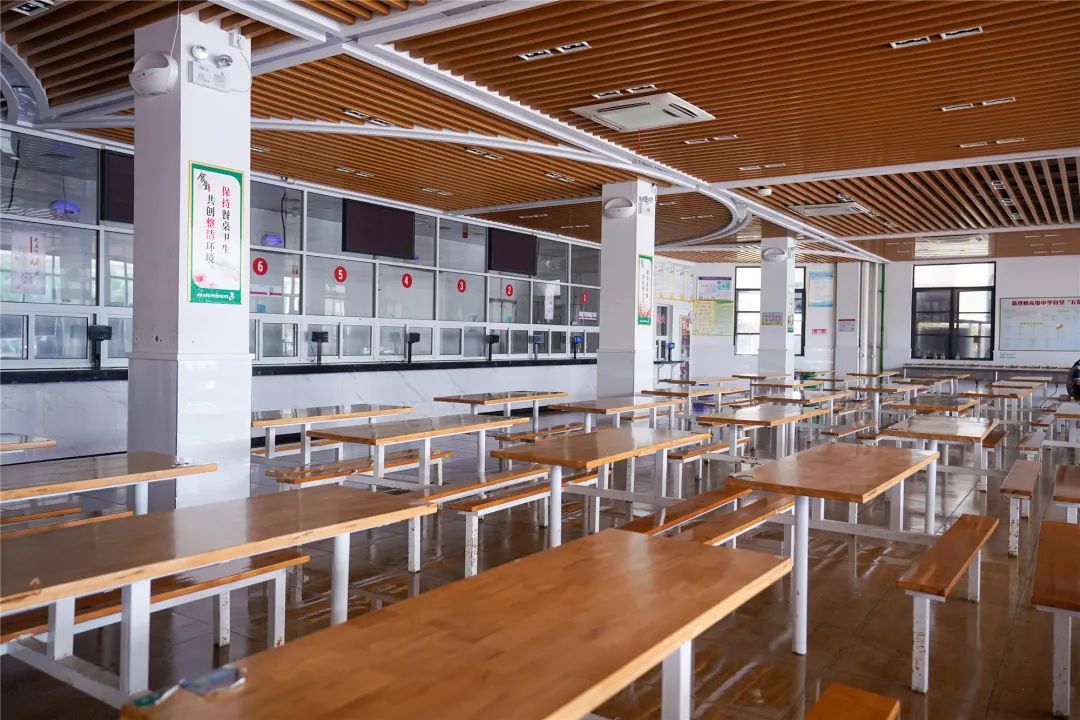 中考没上一批线,高考剑指重点大学!这所高中的目标墙亮了,他们的底气从何而来 第17张