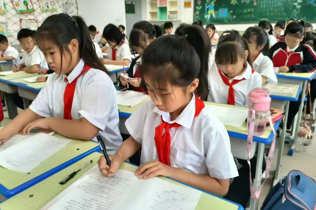 【故城县郑口第三小学·教学】以评激趣展风采 以评促学共成长——故城县郑口第三小学举行英语乐评活动 第14张 【故城县郑口第三小学·教学】以评激趣展风采 以评促学共成长——故城县郑口第三小学举行英语乐评活动 第14张
