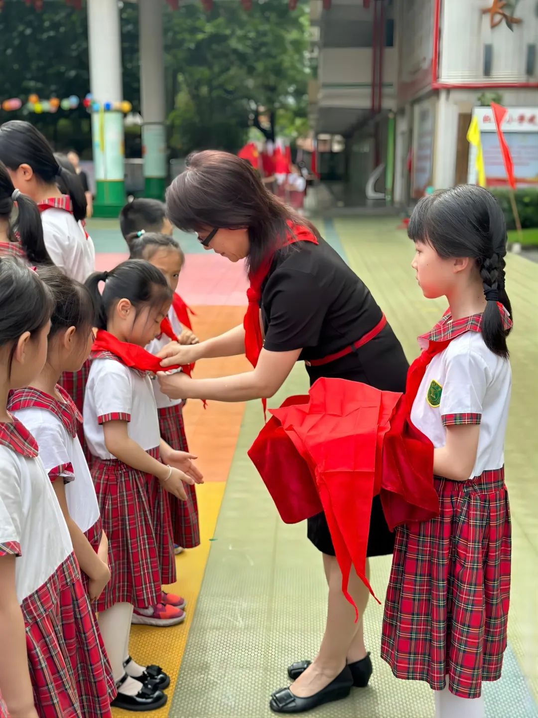 红领巾爱祖国——广州市花都区骏威小学2024年少先队新队员入队仪式 第12张 红领巾爱祖国——广州市花都区骏威小学2024年少先队新队员入队仪式 第12张