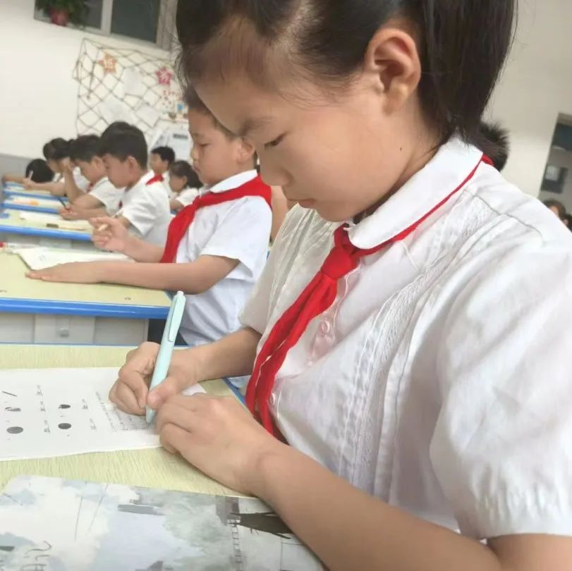 【故城县郑口第三小学·教学】以评激趣展风采 以评促学共成长——故城县郑口第三小学举行英语乐评活动 第10张 【故城县郑口第三小学·教学】以评激趣展风采 以评促学共成长——故城县郑口第三小学举行英语乐评活动 第10张