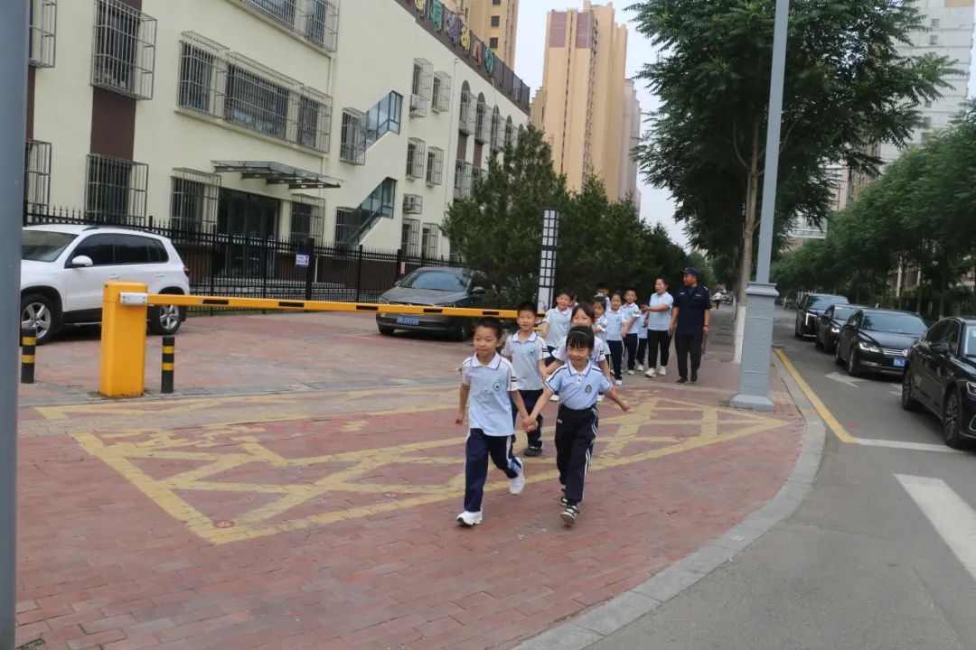 礼遇小学 筑梦成长——丰润区迎宾路幼儿园参观小学活动 第3张 礼遇小学 筑梦成长——丰润区迎宾路幼儿园参观小学活动 第3张