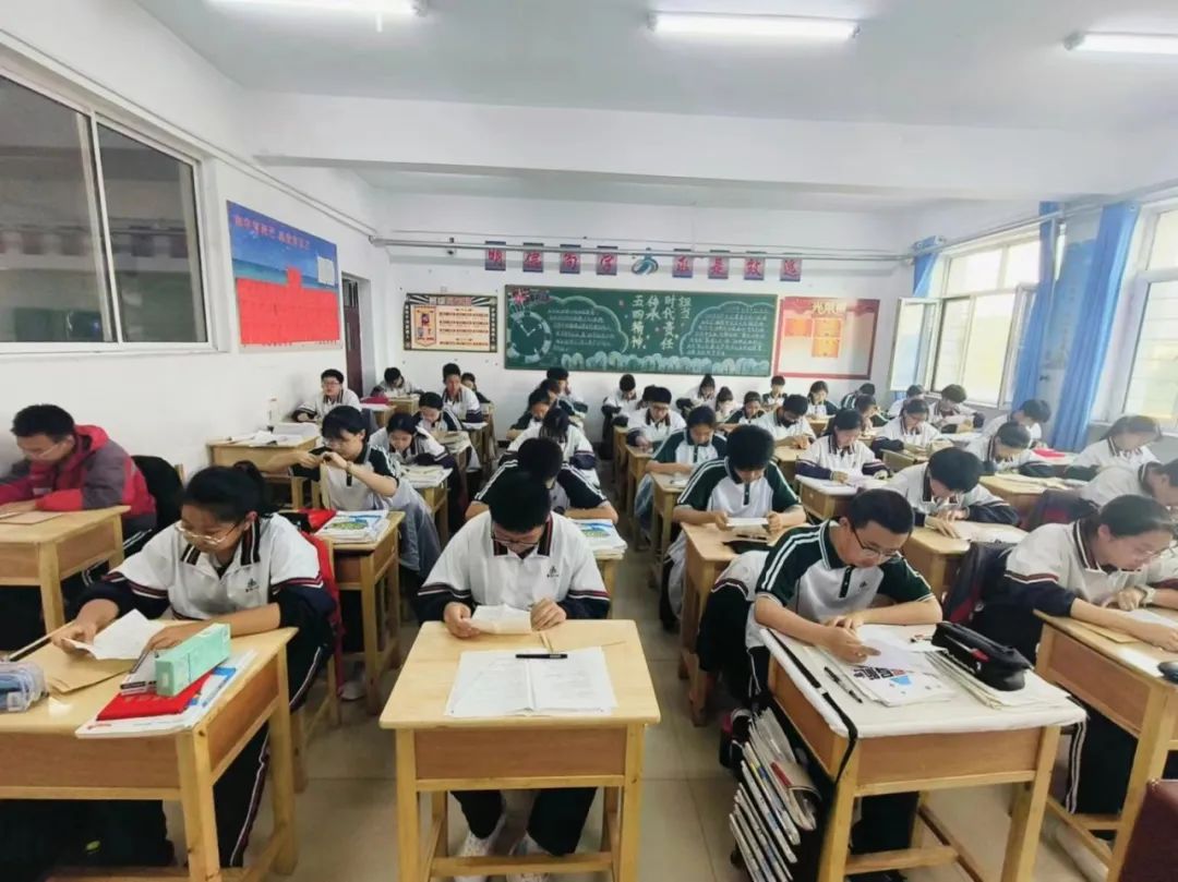 凝心聚力 冲刺中考——霍市一中2024届初三年级中考冲刺主题班会 第32张 凝心聚力 冲刺中考——霍市一中2024届初三年级中考冲刺主题班会 第32张