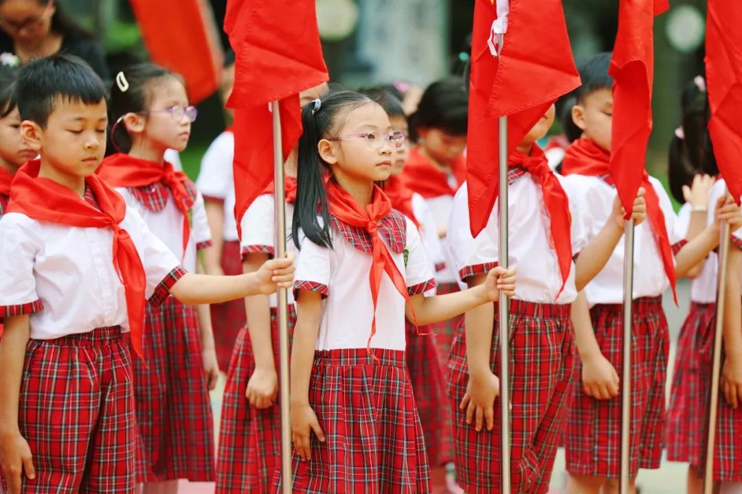 红领巾爱祖国——广州市花都区骏威小学2024年少先队新队员入队仪式 第32张 红领巾爱祖国——广州市花都区骏威小学2024年少先队新队员入队仪式 第32张