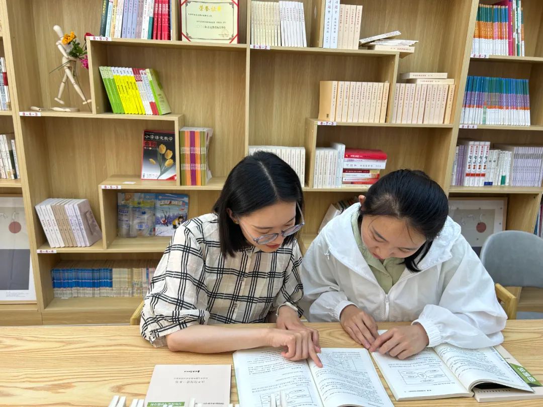 手捧书香,筑梦未来:都司小学第一届教师共读一本书总结暨第二届共读活动启动仪式 第24张 手捧书香,筑梦未来:都司小学第一届教师共读一本书总结暨第二届共读活动启动仪式 第24张