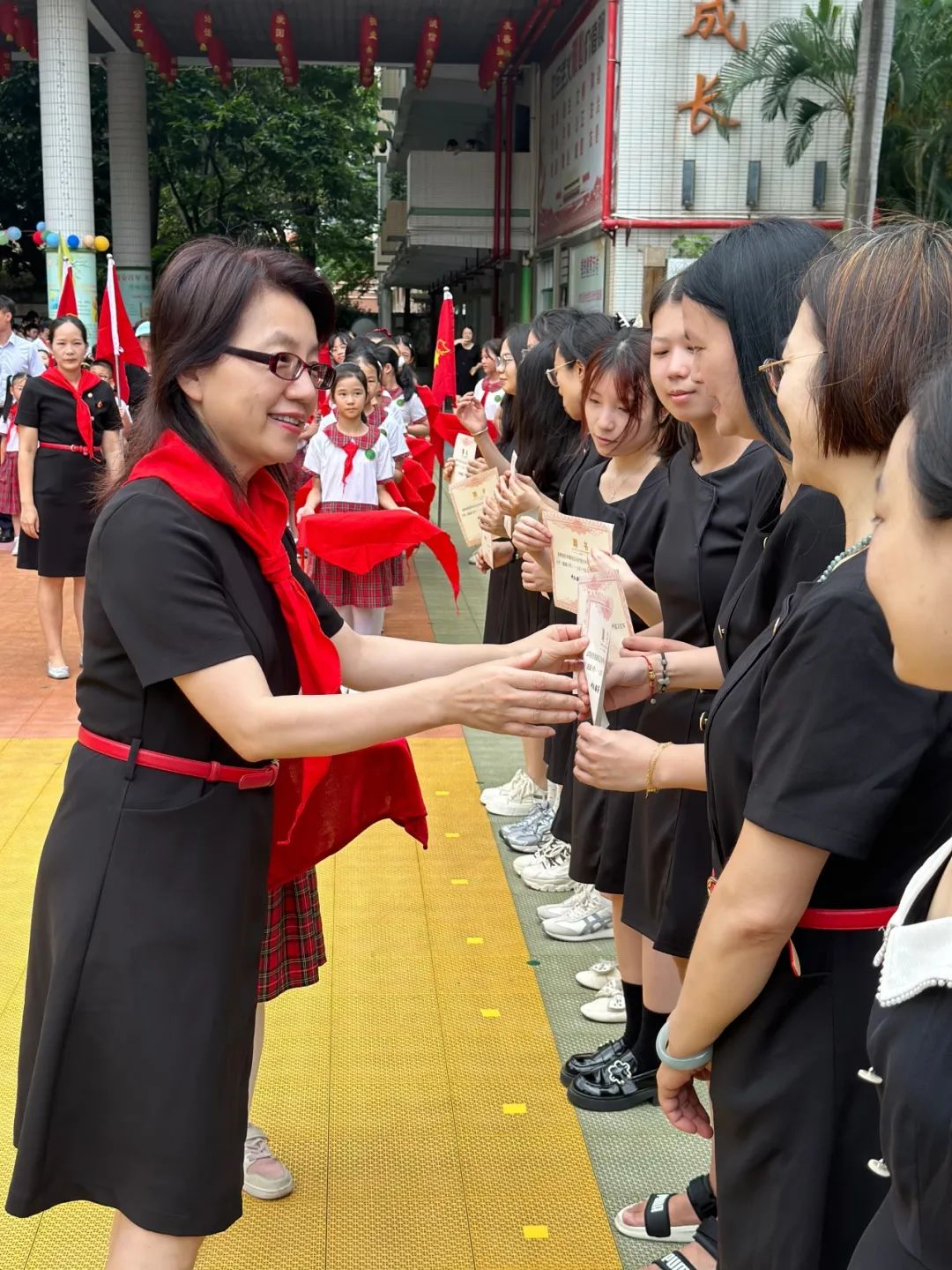 红领巾爱祖国——广州市花都区骏威小学2024年少先队新队员入队仪式 第25张 红领巾爱祖国——广州市花都区骏威小学2024年少先队新队员入队仪式 第25张