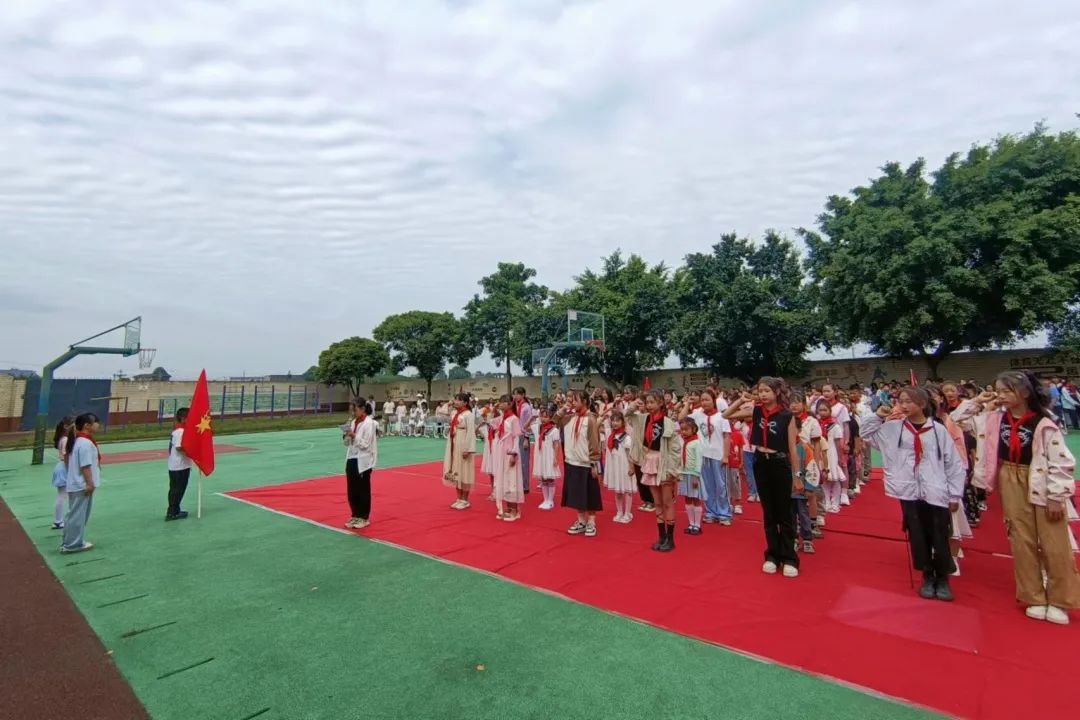 红领巾 爱祖国 | 彭山区各小学举行少先队新队员入队仪式暨“六一”主题活动 第64张