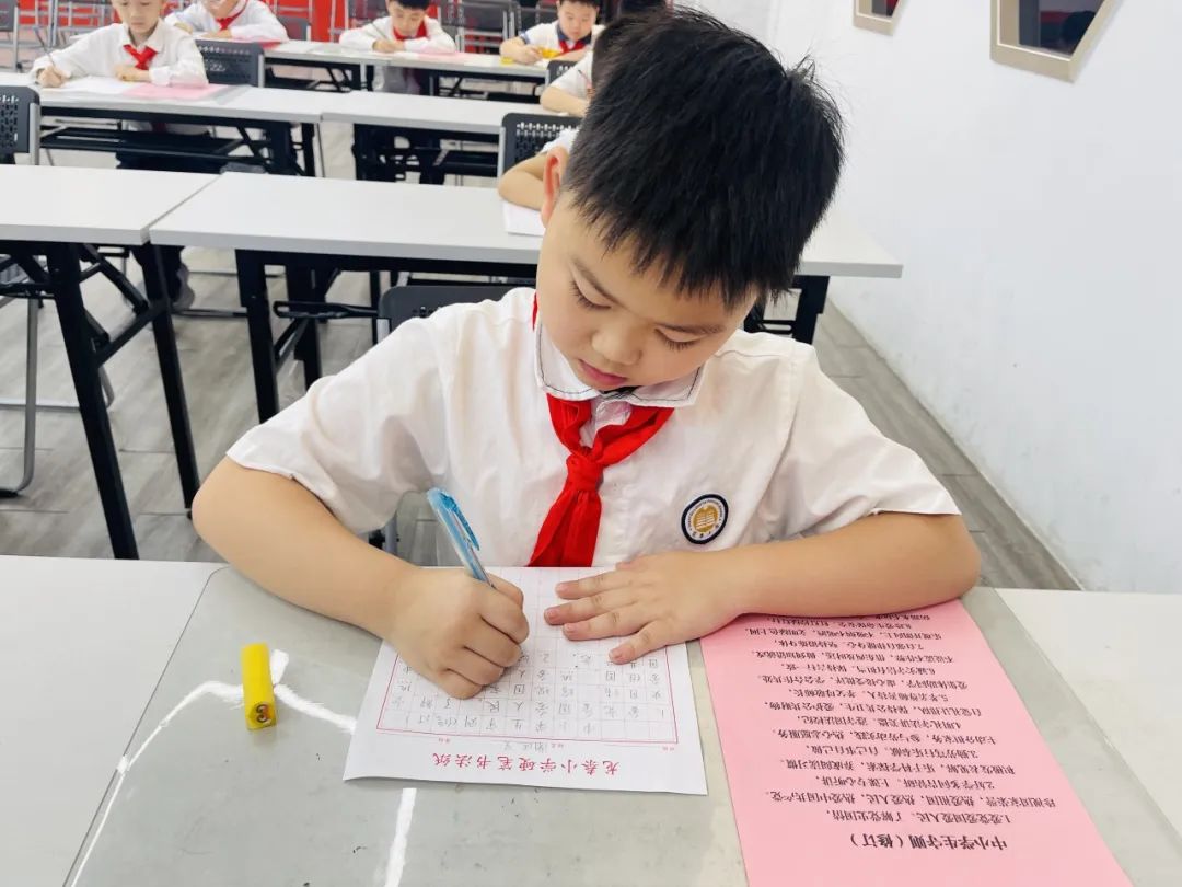 墨香润童心 文明伴我行——龙泰小学开展《中小学生守则》现场书法比赛活动 第11张