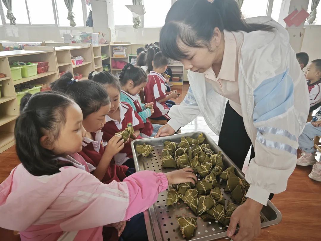 浓情端午 浸润童心--小港小学幼儿园端午节系列活动 第14张 浓情端午 浸润童心--小港小学幼儿园端午节系列活动 第14张
