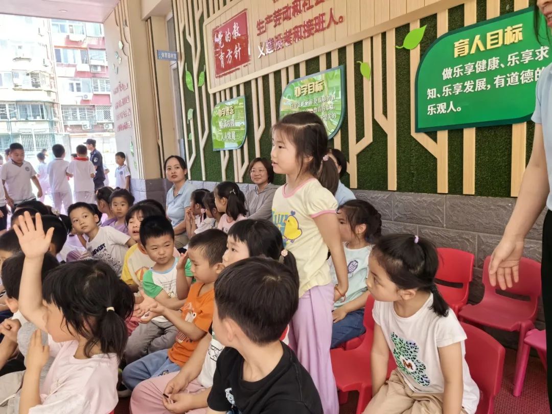 【幼小衔接 探秘小学】——北京中铁信达经贸有限公司幼儿园大班幼儿参观椿树馆小学活动 第28张 【幼小衔接 探秘小学】——北京中铁信达经贸有限公司幼儿园大班幼儿参观椿树馆小学活动 第28张