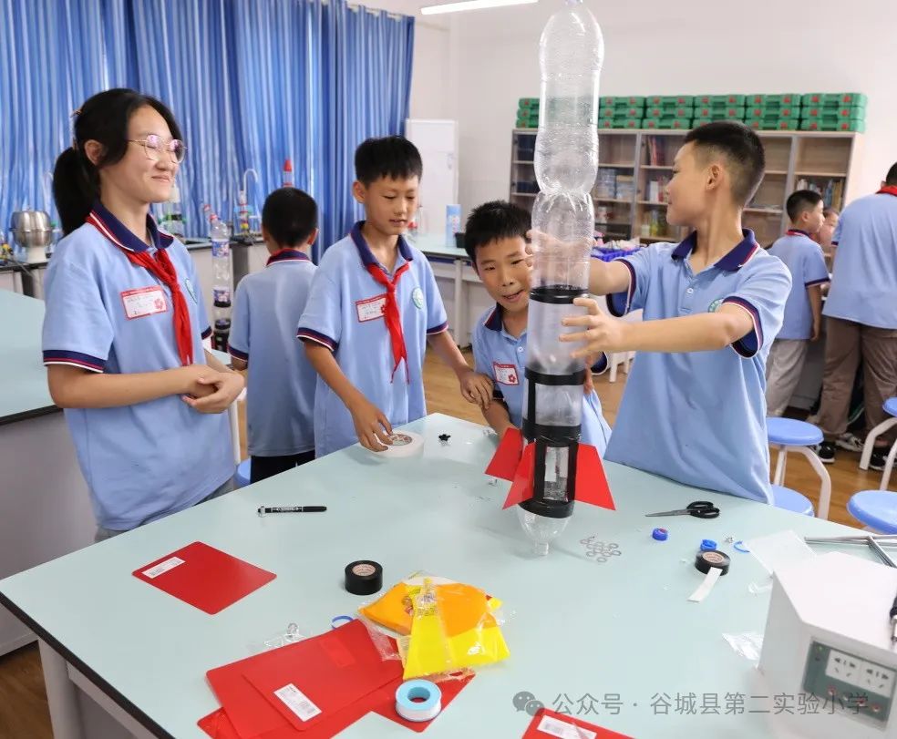 二实小学生的航天梦想:谷城县第二实验小学校园“水火箭制作及发射比赛”顺利举行 第7张 二实小学生的航天梦想:谷城县第二实验小学校园“水火箭制作及发射比赛”顺利举行 第7张