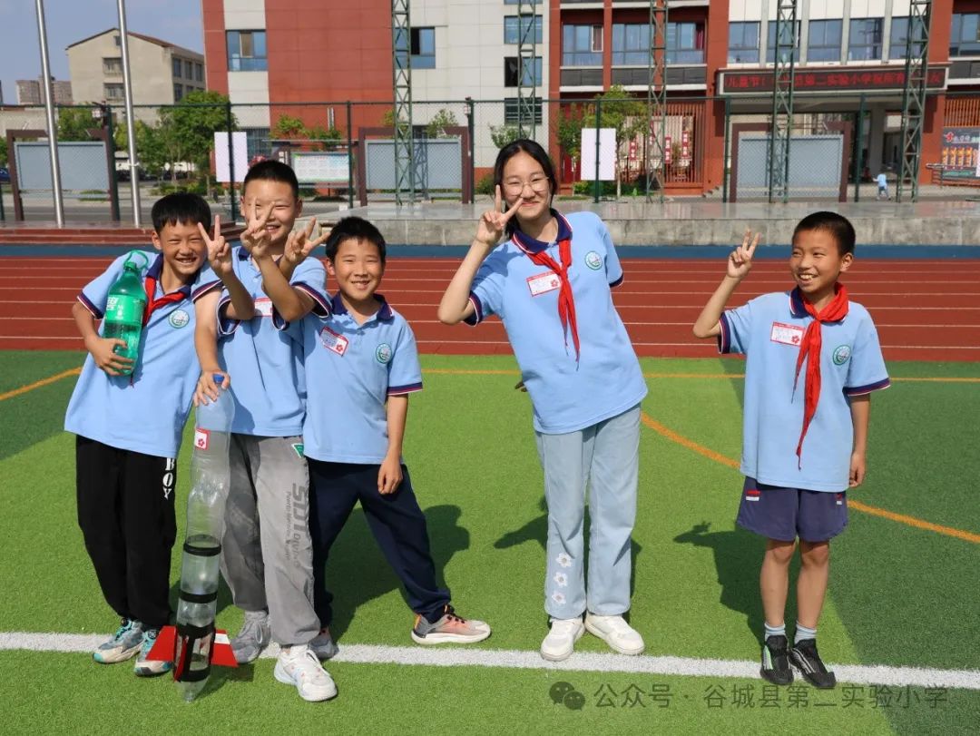 二实小学生的航天梦想:谷城县第二实验小学校园“水火箭制作及发射比赛”顺利举行 第19张 二实小学生的航天梦想:谷城县第二实验小学校园“水火箭制作及发射比赛”顺利举行 第19张