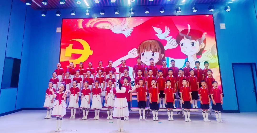 【黄山·喜报】黄山中心小学在全国第八届中小学艺术展演——云龙区“阳光下成长”合唱比赛中获得“最佳表演奖” “优秀组织奖”的好成绩 第8张 【黄山·喜报】黄山中心小学在全国第八届中小学艺术展演——云龙区“阳光下成长”合唱比赛中获得“最佳表演奖” “优秀组织奖”的好成绩 第8张