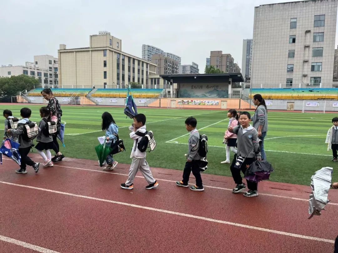 【澜幼·幼小衔接】你好,小学——观澜江境幼儿园大班段参观小学活动丨儿童友好,金华更美好 第18张 【澜幼·幼小衔接】你好,小学——观澜江境幼儿园大班段参观小学活动丨儿童友好,金华更美好 第18张