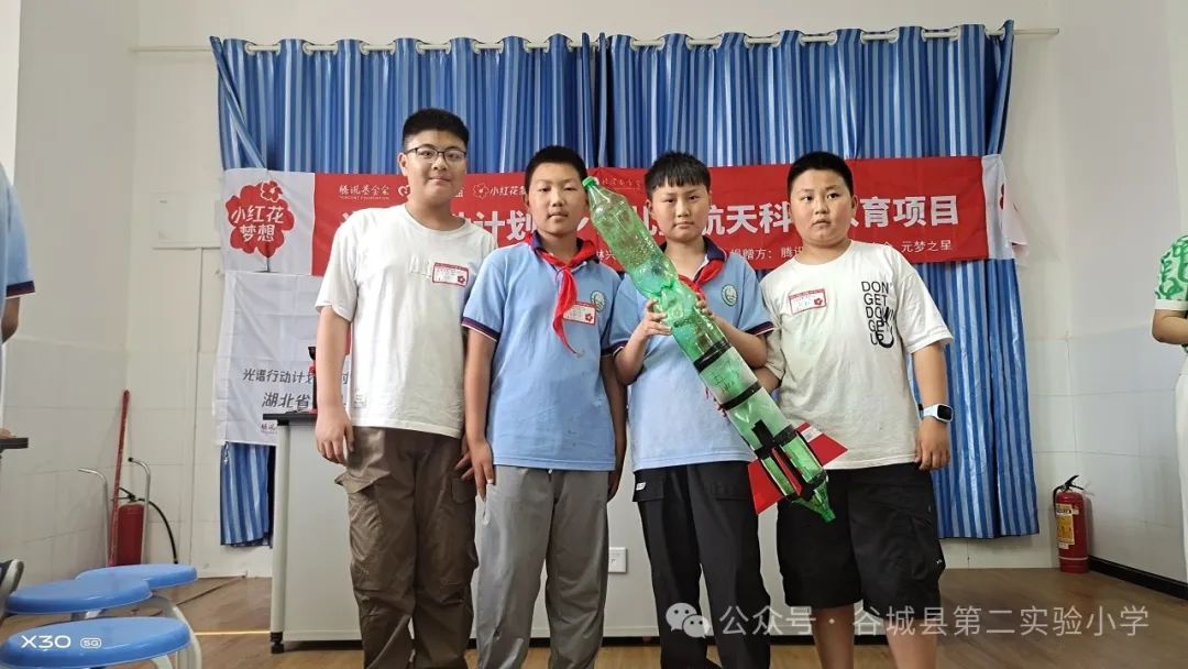 二实小学生的航天梦想:谷城县第二实验小学校园“水火箭制作及发射比赛”顺利举行 第17张 二实小学生的航天梦想:谷城县第二实验小学校园“水火箭制作及发射比赛”顺利举行 第17张